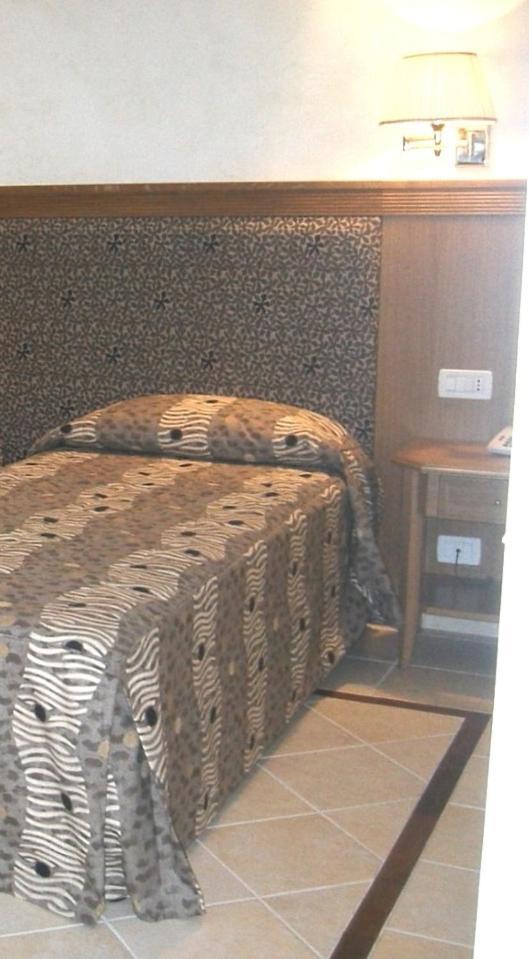 Hotel Ristorante La Lampara Gizzeria Ruang foto