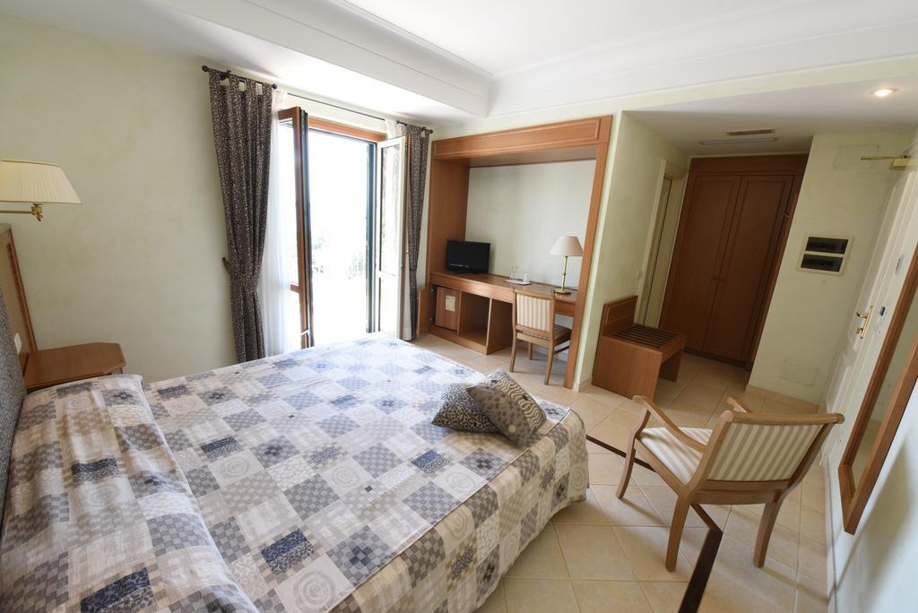 Hotel Ristorante La Lampara Gizzeria Ruang foto